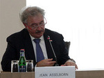 The Minister of Foreign Affairs of Luxemoburg Jean Asselborn at the Diplomatic School of Armenia 