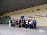 Դիվանագիտական դպրոցի ունկնդիրներն ու շրջանավարտները Եվրոպական հանձնաժողովի գլխավոր մասնաշենքի առջև, Բրյուսել