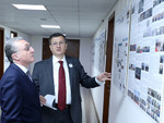 ՀՀ արտաքին գործերի նախարար Զոհրաբ Մնացականյանը ծանոթանում է Դիվանագիտական դպրոցի 10-ամյակին նվիրված մշտական ցուցադրությանը